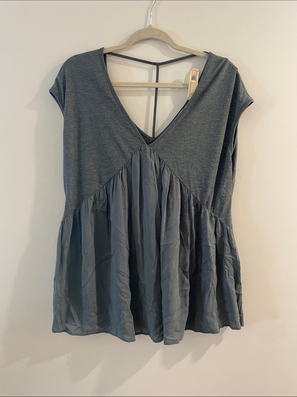 Women’s Slate Gray/green V-Neck Tiered Top
